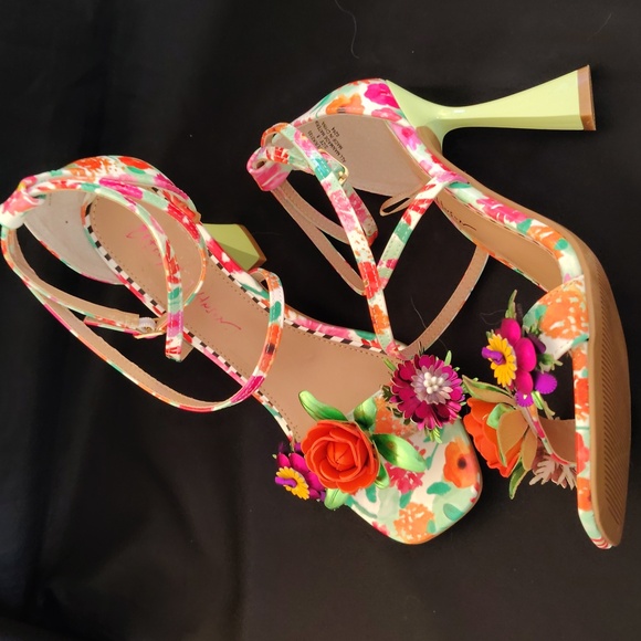 Betsey Johnson Erik Multicolor Floral Heels with 3D Flowers – Size 8 - Picture 5 of 13